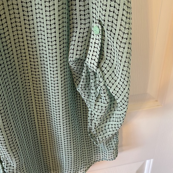 NWOT Fabulous Lightweight Top!😎 - Picture 4 of 5